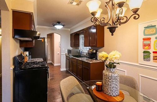 Biggs Field House | Cozy Retreat w/King Bed, Backyard & Private Patio