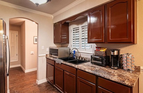 Biggs Field House | Cozy Retreat w/King Bed, Backyard & Private Patio