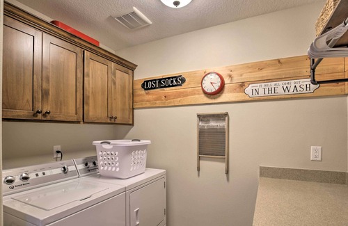 Dallas House | Cozy Retreat w/ Private Yard ~ 13 Mi to Salem