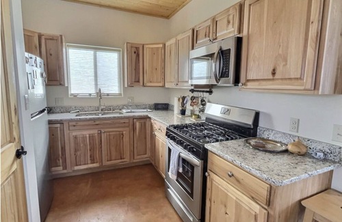 Taos House | Cozy Retreat with Amazing Views and High-Speed Internet Just 5 Minutes from Taos