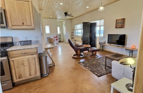 Taos House | Cozy Retreat with Amazing Views and High-Speed Internet Just 5 Minutes from Taos