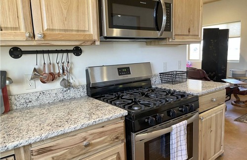 Taos House | Cozy Retreat with Amazing Views and High-Speed Internet Just 5 Minutes from Taos