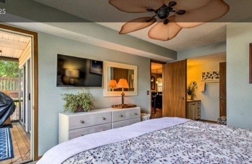 Osage Beach Condo | Cozy retreat with a great view, of the lake 1 mile from Margaretville