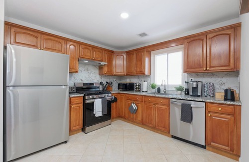 The Heights House | Cozy retreat with complimentary parking and arcade game room! Minutes to NYC