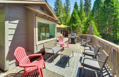 Strawberry House | Cozy Retreat with Deck about 2 Mi to Pinecrest Lake!