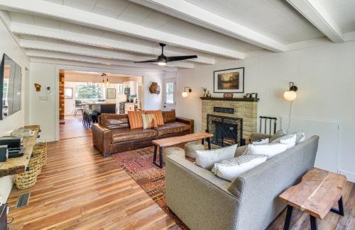 Strawberry House | Cozy Retreat with Deck about 2 Mi to Pinecrest Lake!