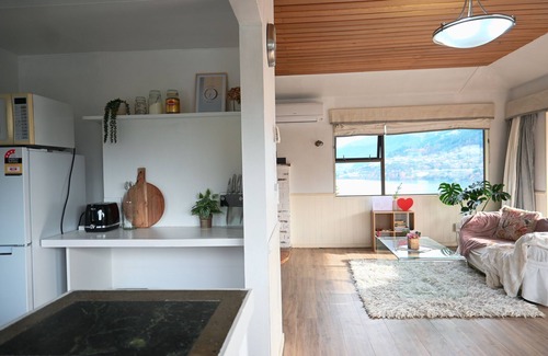 Kelvin Heights House | Cozy Retreat With Stunning Lake View, 10 Mins to Remarkable ski Field!