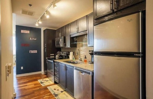 Downtown Dallas Apartment | Cozy Retreat with Rooftop Pool, Parking, and Spacious Comfort