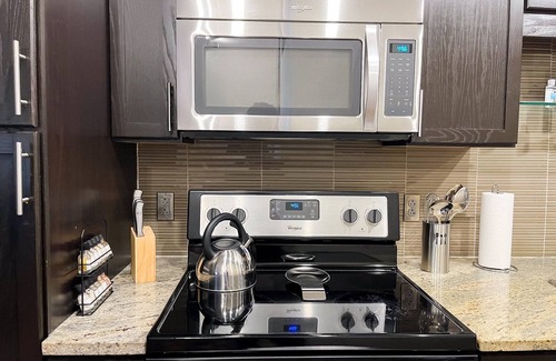 Downtown Dallas Apartment | Cozy Retreat with Rooftop Pool, Parking, and Spacious Comfort