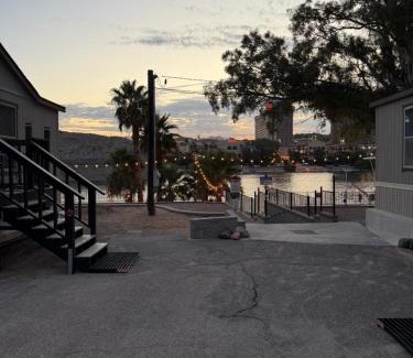 Bullhead City House | Cozy river front lookout