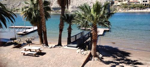 Bullhead City House | Cozy river front lookout