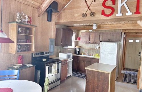 Greenwater Cabin | Cozy Riverfront Cabin Near Crystal Mountain & Sunrise Mt. Rainier National Park