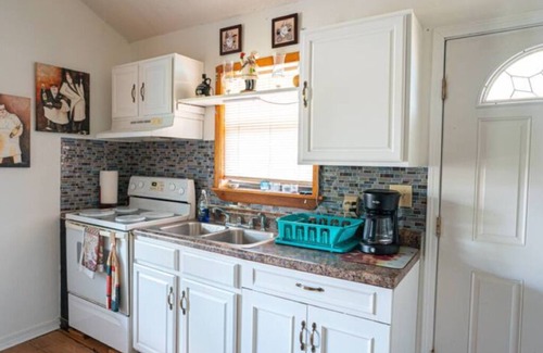 Shoreline Park House | ✨🚣COZY RIVERFRONT HOUSE | SLEEPS 6 W/W+D 🥳🎰🥰