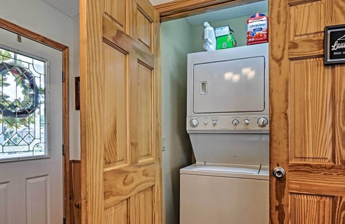 Pigeon Forge House | Cozy Riverfront Retreat ~ 5 Miles to Dollywood!