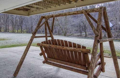Pigeon Forge House | Cozy Riverfront Retreat ~ 5 Miles to Dollywood!