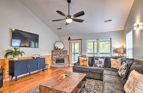 Pigeon Forge House | Cozy Riverfront Retreat ~ 5 Miles to Dollywood!