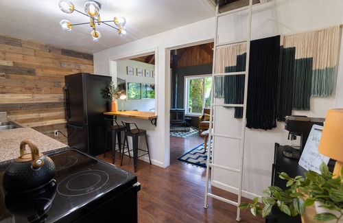 Gold Bar Cabin | Cozy Riverfront Retreat W/Hot Tub & Epic Mt Index Views