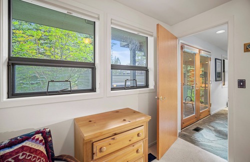 Sunriver House | Cozy Riverfront Retreat with A/C, Deck & Game Room