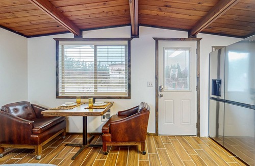 Mount Vernon Apartment | Cozy riverside cabin with kitchenette & laundry facilities - dog-friendly