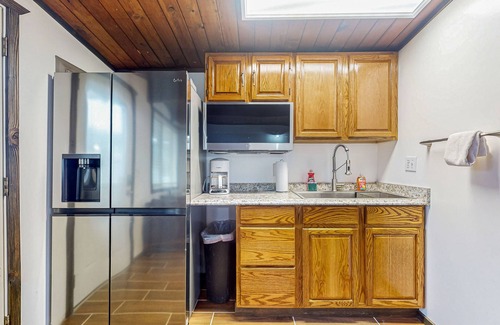 Mount Vernon Apartment | Cozy riverside cabin with kitchenette & laundry facilities - dog-friendly