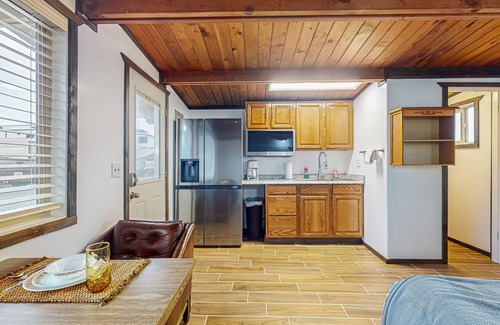 Mount Vernon Apartment | Cozy riverside cabin with kitchenette & laundry facilities - dog-friendly