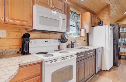 Walland Cabin | Cozy riverside cabin, hottub, fire-pit, fishing, tubing, relaxing