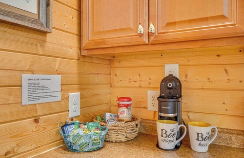 Walland Cabin | Cozy riverside cabin, hottub, fire-pit, fishing, tubing, relaxing