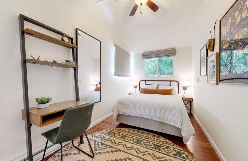 Forestville House | Cozy Riverview Cabin