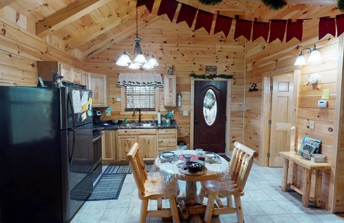 Logan Cabin | Cozy & Romantic cabin in Hocking Hills