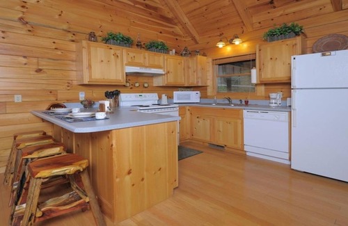 Gatlinburg - Pigeon Forge Cabin | Cozy Romantic Log Cabin with Hot Tub BTW Gatlinburg & Pigeon Forge in sky harbor