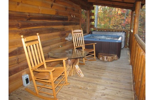 Gatlinburg - Pigeon Forge Cabin | Cozy Romantic Log Cabin with Hot Tub BTW Gatlinburg & Pigeon Forge in sky harbor