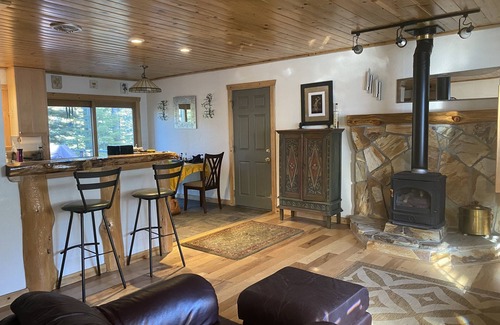 Tahoe Paradise House | Cozy, Romantic & Quiet! Off Pioneer Trail! Close to all amenities!