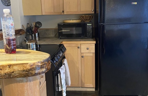 Tahoe Paradise House | Cozy, Romantic & Quiet! Off Pioneer Trail! Close to all amenities!