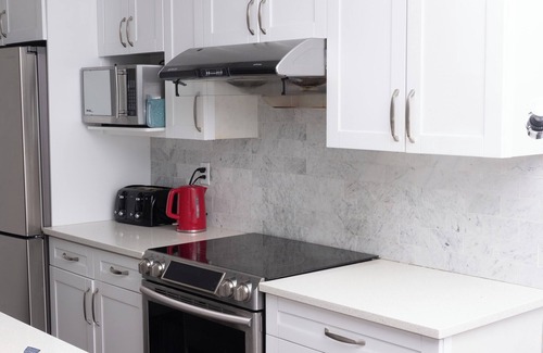 Sunnyside House | Cozy Room Bow River: Shared Amenities House