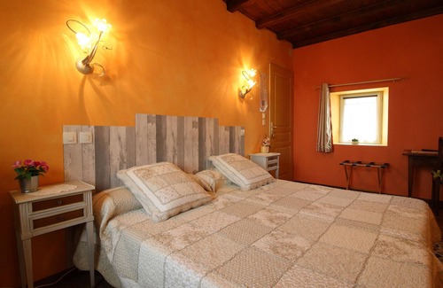Choye Bed & Breakfast | Cozy room in historic house with park and horse facility