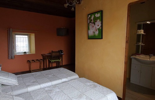 Choye Bed & Breakfast | Cozy room in historic house with park and horse facility