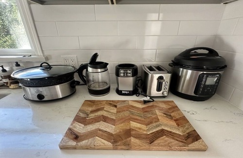 Produce and Waterfront House | Cozy Room in Prime Oakland Location Near Lake Merritt BART!