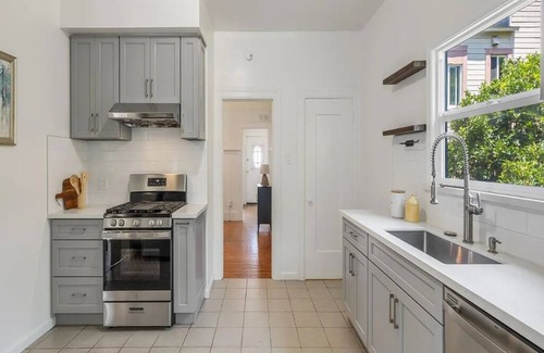 Produce and Waterfront House | Cozy Room in Prime Oakland Location Near Lake Merritt BART!