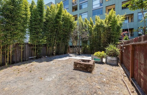 Produce and Waterfront House | Cozy Room in Prime Oakland Location Near Lake Merritt BART!