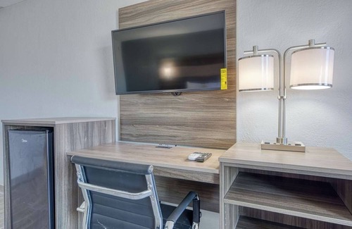 Revelo House | Cozy Room Near Princess Falls Trailhead w/Free Breakfast, Pool Access