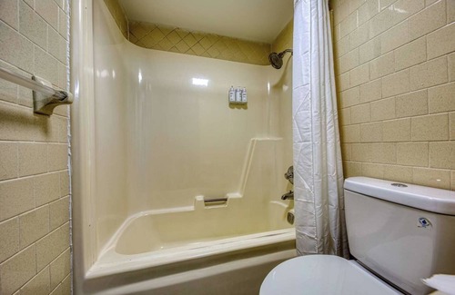 Revelo House | Cozy Room Near Princess Falls Trailhead w/Free Breakfast, Pool Access