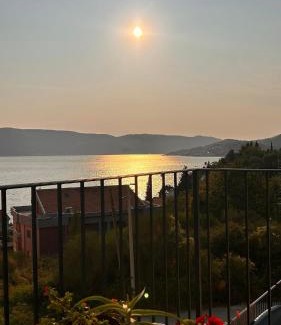 Kumbor Apartment | Cozy Room Near Sea Kumbor