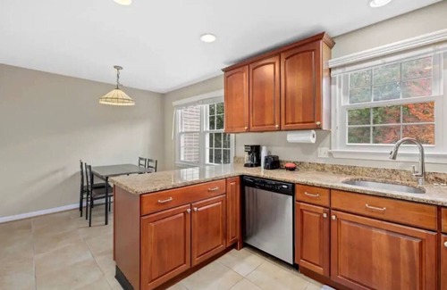 Wheaton House | Cozy Room with Attached Bathroom Hosted by Samri in Silver Spring Home