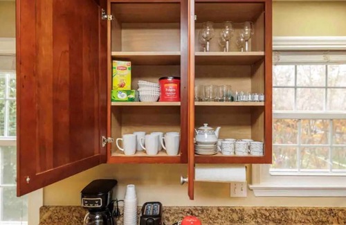Wheaton House | Cozy Room with Attached Bathroom Hosted by Samri in Silver Spring Home