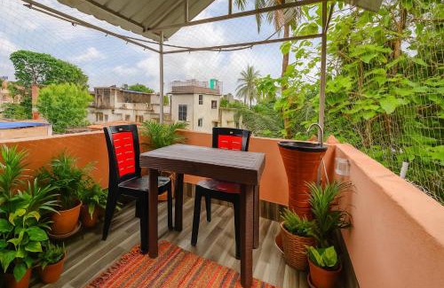 Behala House | cozy room with balcony