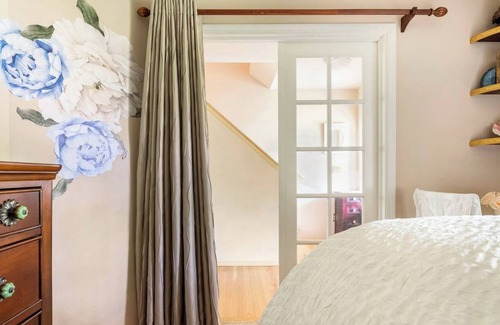 Holly House | Cozy Room with Heavenly Featherbed and Private Bath