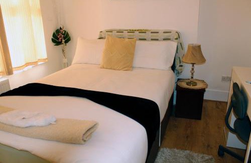 Lower Edmonton Apartment | cozy rooms or entire apartment in london, fast links to central