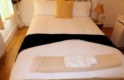 Lower Edmonton Apartment | cozy rooms or entire apartment in london, fast links to central
