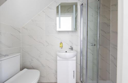 St. George's Apartment | Cozy Rooms with Shared Kitchen and Laundry Area