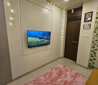 Pali Hill Apartment | Cozy Rose Peaceful Village Retreat in Bandra